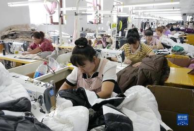 河北遵化 發(fā)展鄉(xiāng)村工廠(chǎng)助農(nóng)增收 圖文設(shè)計(jì)制作